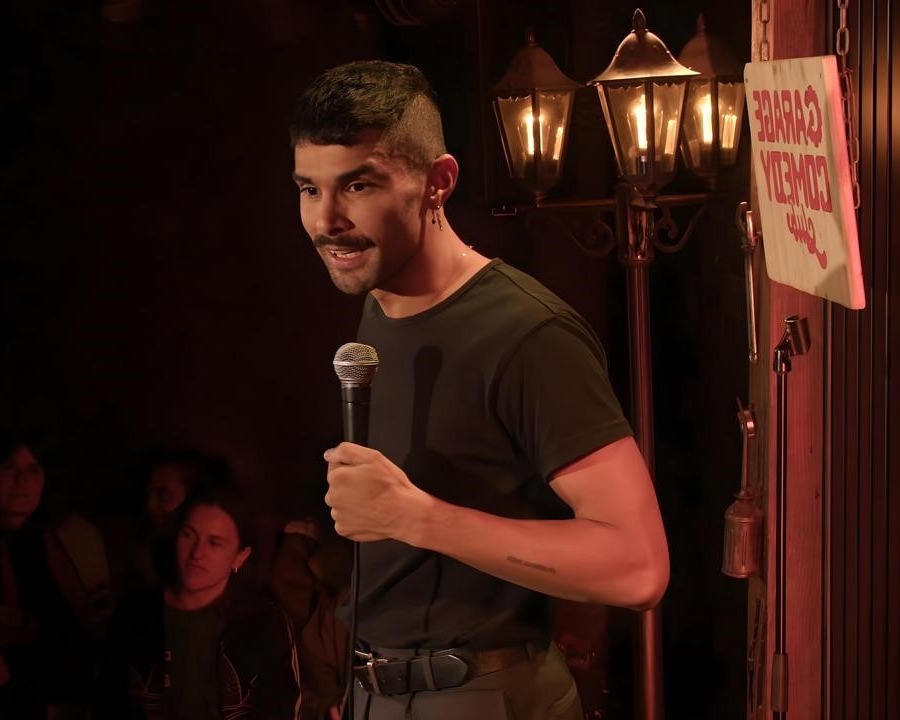 Humoriste en spectacle de stand-up sur la scène du Garage Comedy Club, comedy club à Marseille